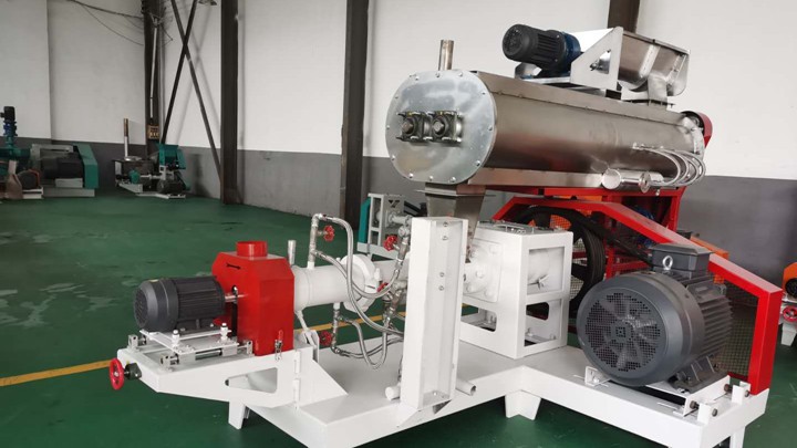 Poultry feed pelleting machine diesel-type in Canada